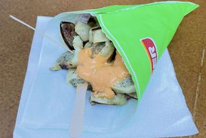 Eine Tüte mit BÜRGER Maultaschen und einer oragnenen Soße