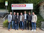 Sieben Männer stehen unter einem Schild der BÜRGER Freilichtbühne. Von links nach rechts stehen da: Guido von Vacano (Geschäftsführer in.Stuttgart), Hans-Peter Zachary (Bandmanager SWR Big Band), Marc Oßwald (Geschäftsführer Vaddi Concerts), Christian Doll (Geschäftsführer C2 Concerts), Martin Bihlmaier (Geschäftsführer BÜRGER), Arnulf Woock (Pressesprecher Music Circus Concertbüro), Christian Eisenhardt (Abteilungsleiter in.Stuttgart)