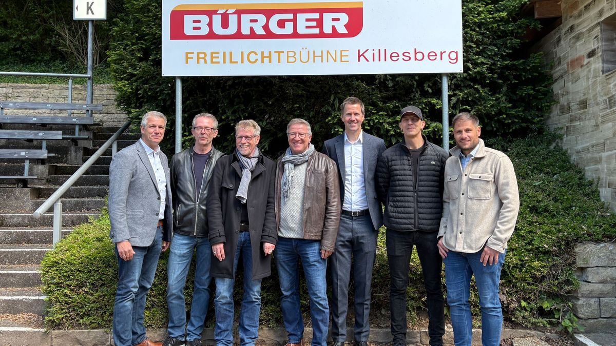 Sieben Männer stehen unter einem Schild der BÜRGER Freilichtbühne. Von links nach rechts stehen da: Guido von Vacano (Geschäftsführer in.Stuttgart), Hans-Peter Zachary (Bandmanager SWR Big Band), Marc Oßwald (Geschäftsführer Vaddi Concerts), Christian Doll (Geschäftsführer C2 Concerts), Martin Bihlmaier (Geschäftsführer BÜRGER), Arnulf Woock (Pressesprecher Music Circus Concertbüro), Christian Eisenhardt (Abteilungsleiter in.Stuttgart)