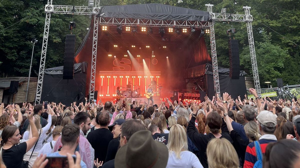 Zahlreiche Zuschauer und Fans stehen vor der Freilichtbühne, auf der Samu Haber mit seiner Band performt.