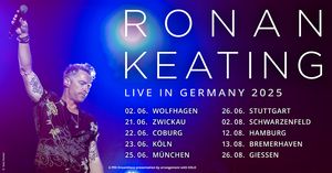 Ronan Keating bei einem seiner Auftritte auf einer Bühne, von hinten mit blauem Licht angestrahlt