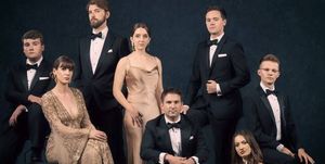 Die 8 Sängerinnen und Sänger von Voces8 im Abendkleid und Anzug
