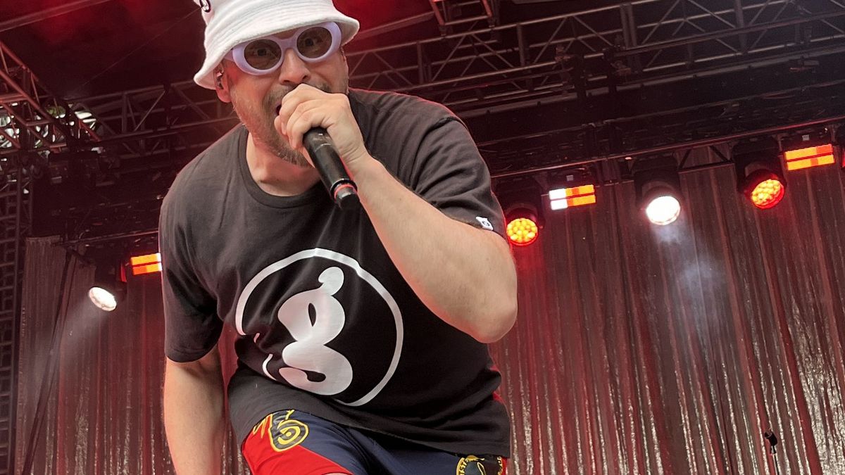 Frontmann Beatsteaks steht auf der Bühne und singt